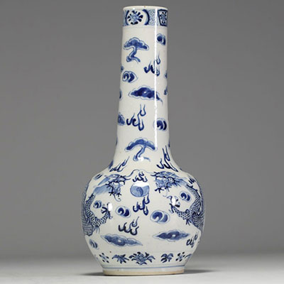 Chine - Vase en porcelaine blanc bleu à décor de dragons, marque au bleu sous la pièce.