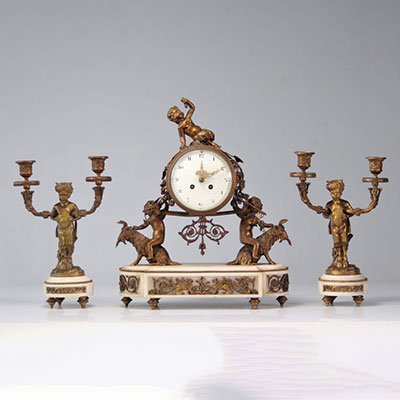 Garniture pendule et bougeoirs en bronze Louis XVI ornée de faunes