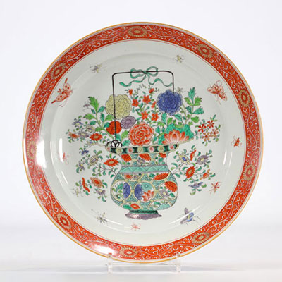 Imposant plat en porcelaine à décor de la famille verte 