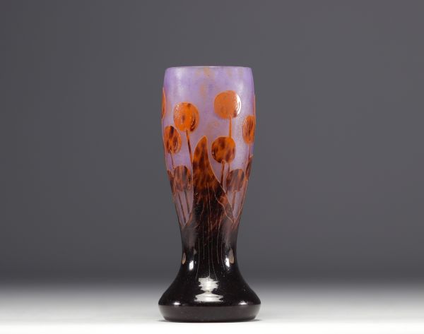 Charles SCHNEIDER (1881-1953), vase aux cerises en verre multicouches.