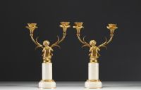 Paire de candélabres aux angelots en bronze doré à deux bras de lumière, piètement en albâtre, époque Napoléon III.