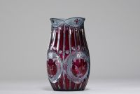 Val Saint Lambert - Rare vase à décor de tête de chat, de couleur rouge doublée de bleu, période Art Déco.