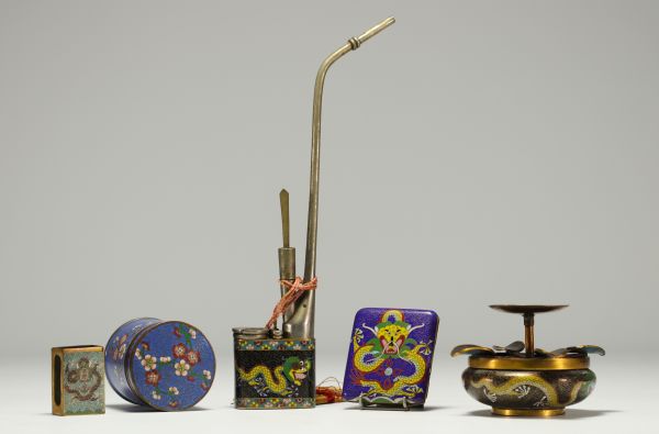 Chine - Ensemble de fumeur composé de cinq pièces en émaux cloisonnés.