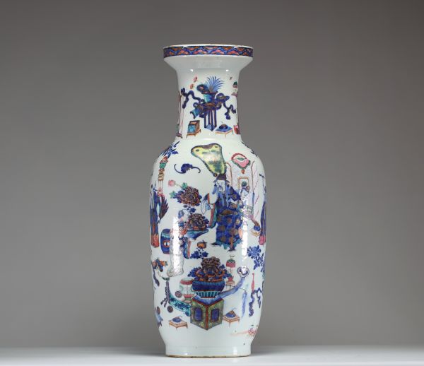 Chine - Vase en porcelaine polychrome à décor de dignitaires et mobilier, époque XIXème.