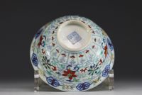 Chine - Bol en porcelaine Doucai à décor de fleurs, marque Yongzheng sous la pièce.