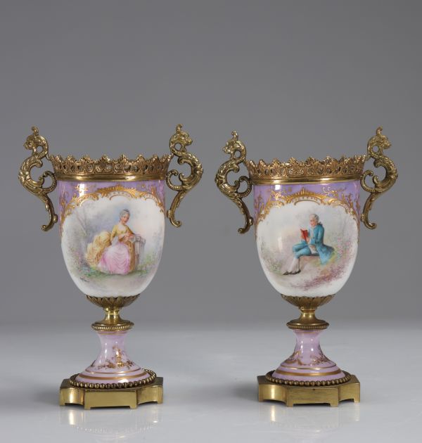 Paire de vases en porcelaine, monture en bronze doré, dans le goût de Sèvres.