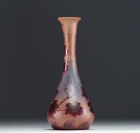 François Théodore LEGRAS (1839-1916) Vase en verre multicouche dégagé à l'acide à décor de feuilles de vigne, signé.