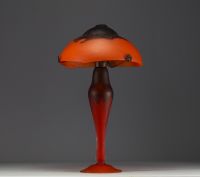 Charles SCHNEIDER (1881-1953) Lampe champignon en verre marbré rouge orangé, signée sur le pied.