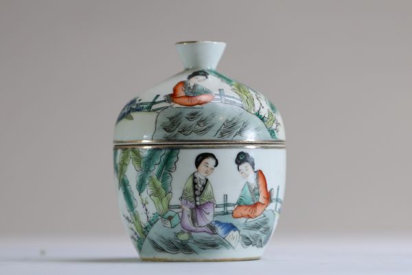 Chine - Pot couvert en porcelaine polychrome à décor de courtisanes et poème.