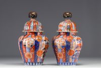 Japan - Pair of Imari covered potiches, 19th century.