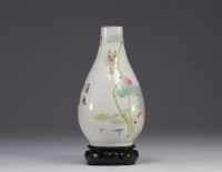 Chine, vase en porcelaine Qianjiang cai à décor de fleurs et d'oiseaux, XIXème.