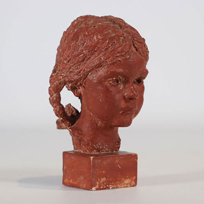 Sculpture en terre cuite rouge en forme d'une jeune femme