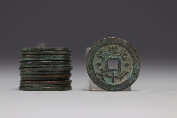 Chine - Lot de seize sapèques, pièces de monnaie en bronze datant du XVIIe siècle.