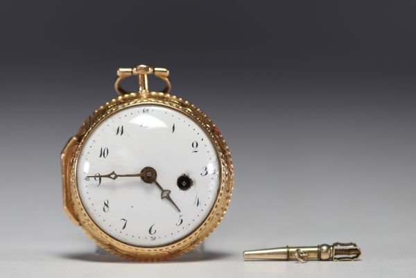 Montre de poche « Oignon » en or 18k, mouvement à coq, clé de remontoir, signée Romilly à Paris, poids total de 59gr.