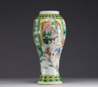 Chine - Vase en porcelaine polychrome famille verte à décor de personnages, XIXème.