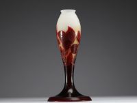 Émile GALLÉ (1846-1904) Pied de lampe en verre multicouche dégagé à l'acide au décor de magnolia, signé.