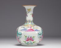 China - Kendi bottle in Famille Rose porcelain, Qing dynasty, 18th century.