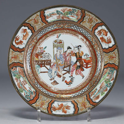 Chine - Assiette en porcelaine polychrome, décor de personnages, d'animaux et floral, début XVIIIème.