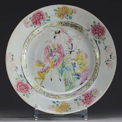 Chine - Assiette en porcelaine polychrome famille rose à décor de personnages et de daims, époque Yongzheng.