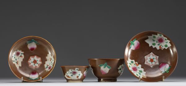 Chine - Paire de bols et assiettes en porcelaine à décor floral et capucin, XVIIIème.