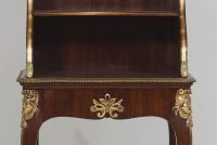 Gervais Maximilien DURAND (1839-1911) in the style of - A small Louis XV style mahogany and gilt bronze shelving unit, 19th century.formant étagère en acajou et bronze doré de style Louis XV, XIXème.