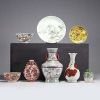 Chine - Ensemble de huit pièces de formes en porcelaine, vases, bols, assiettes et pots couvert.