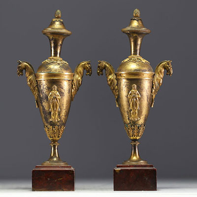 Paire de vases couverts en bronze doré d'époque Directoire.