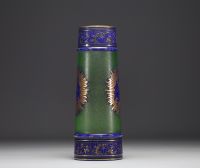 Baccarat - Vase en cristal givré à décor gravé d'une Salamandre bleue et or, vers 1900.