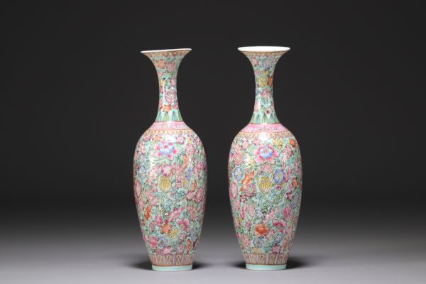 Chine - Paire de vases en porcelaine coquille d'œufs à décor floral.