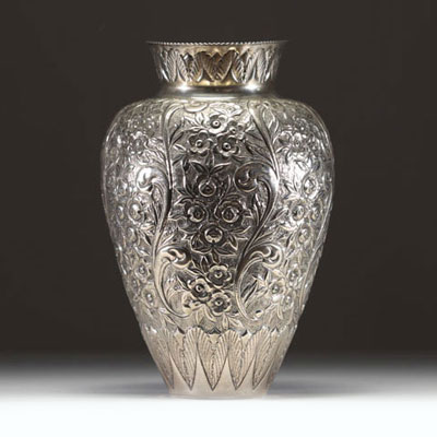 Vase en argent massif à décor floral repoussé, poinçon H 800.