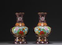 Chine - Paire de vases en émail cloisonné à décor de fleurs et d'oiseaux, XXe siècle.