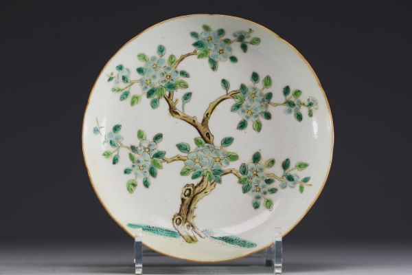 Chine - Assiette en porcelaine polychrome à décor d'un arbre en fleur.