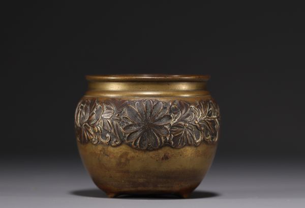 Japan - Bronze offering bowl with flower decoration, Meiji period, late 19th century.