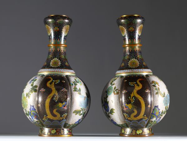 Chine - Paire de vases en émail cloisonné à décor de fleurs et de dragons, dynastie Qing, vers 1900.