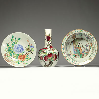 China - Set of two 19th century plates and a 20th century vase with nine peaches in polychrome porcelain.