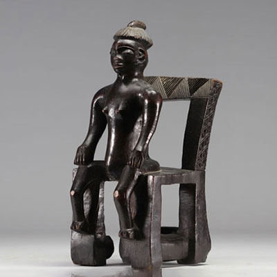 Pende, personnage sculpté en position assise ex col J.M Desaivre
