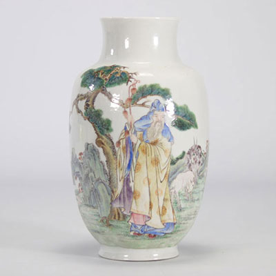 Vase en porcelaine de chine de la famille rose à décor de personnages et de chèvres d'époque république (中華民國)
