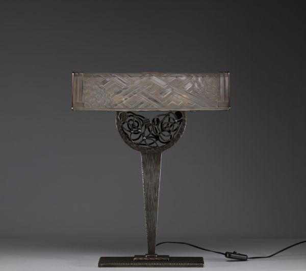 Marius SABINO (1878-1961) Art Deco pressed moulded glass table lamp with stylised decoration, hammered metal base, signed Sabino Paris N°4650.