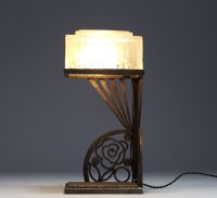 Muller Frères Lunéville - Art Deco cubic desk lamp, stylized and hammered metal base, stylized cubic glass, signed.