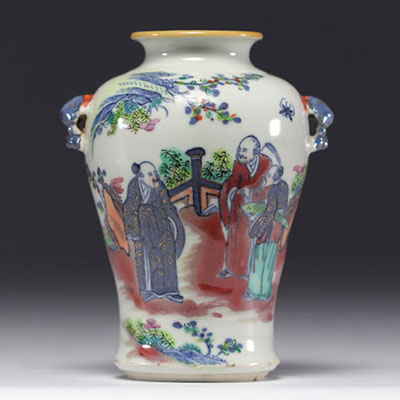 Chinese porcelain vase decorated with 