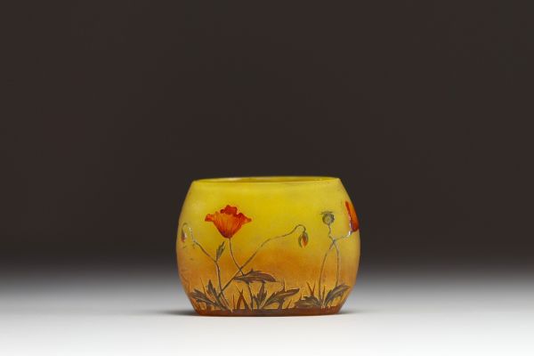 DAUM Nancy - Rare vase miniature en verre multicouche dégagé à l'acide et émaillé à décor de coquelicots, signé dans le décor.