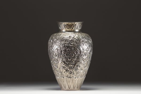 Vase en argent massif à décor floral repoussé, poinçon H 800.