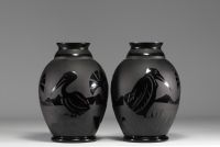 ARTVER - Paul HELLER Paire de vases aux pélicans en verre noir sablé, époque Art Déco.