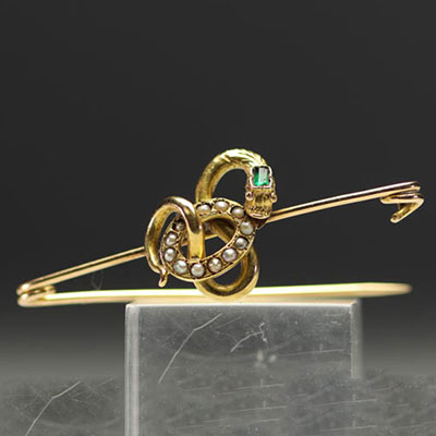 18k gold boche in the shape of a snake, emerald and fine pearls weighing 4.6gr.