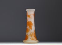 Émile GALLÉ (1846-1904) Vase en verre multicouche dégagé à l'acide à décor de fleurs orangées, signé.