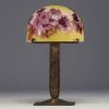 Émile GALLÉ (1846-1904) Lampe de table en verre multicouche dégagé à l'acide à décor de fleurs de cerisier du Japon, pied en métal martelé, signée sur l'abat jour.