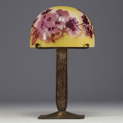 Émile GALLÉ (1846-1904) Acid-etched multi-layered glass table lamp decorated with Japanese cherry blossoms, hammered metal base, signed on the shade.