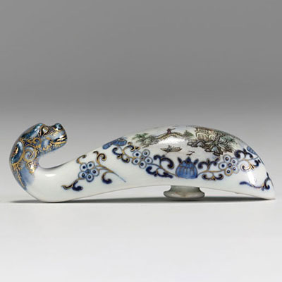 China - Polychrome porcelain fibula with landscape decoration, blue mark, 19th century.