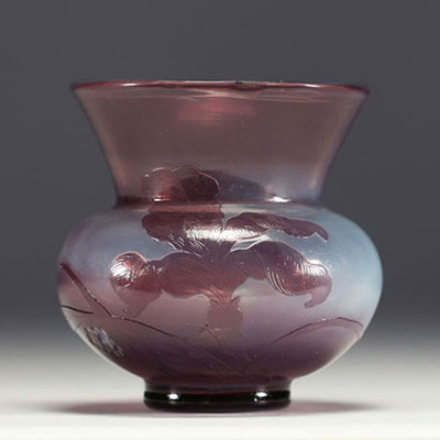 DAUM Nancy - Small early period vase in acid-etched multi-layered glass with flower design, signed under the piece.