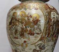 Japon - Imposant vase couvert Satsuma à décor de dignitaires, de mages et de courtisanes, époque Meiji.